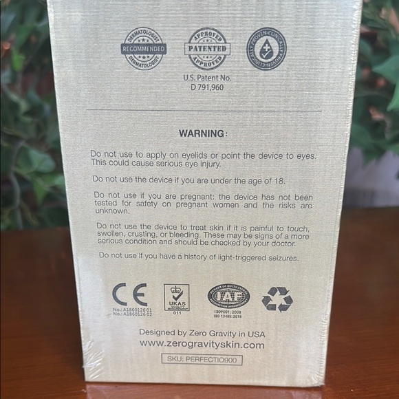 Perfectio Limited Edition  Zero Gravity LED Infra-red Light Anti Wrinkle Device - Picture 7 of 11